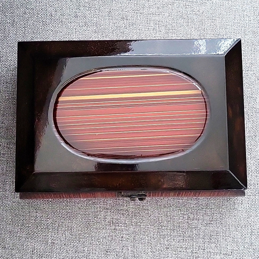 Jewelry box with felt lining
